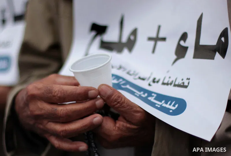 Palestinians take part a protest to solidarity with Palestinian prisoners on hunger strike in Israeli jails, in Deir Al Balah, central Gaza Strip, on May 08, 2014. Photo by Ashraf Amra