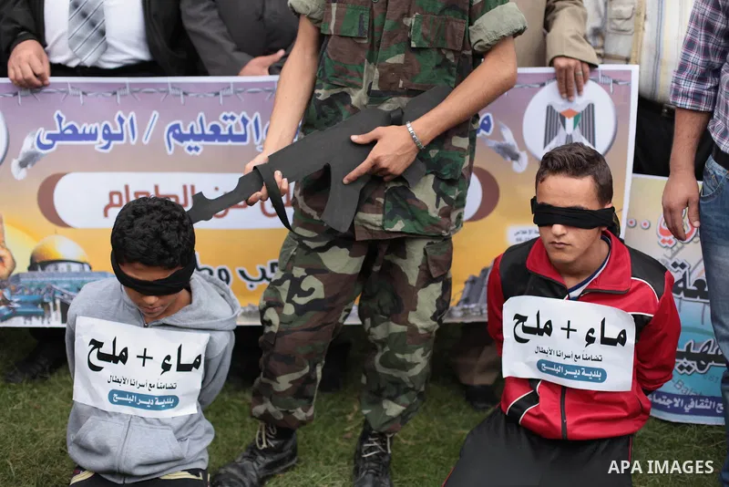 Palestinians take part a protest to solidarity with Palestinian prisoners on hunger strike in Israeli jails, in Deir Al Balah, central Gaza Strip, on May 08, 2014. Photo by Ashraf Amra
