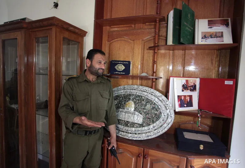 A member of the Palestinian security forces loyal to Hamasinspects the house of Palestinian president Mahmoud Abbas in Gaza City May 14, 2014, as they prepare to handover the house which Hamas seized during a brief civil...
