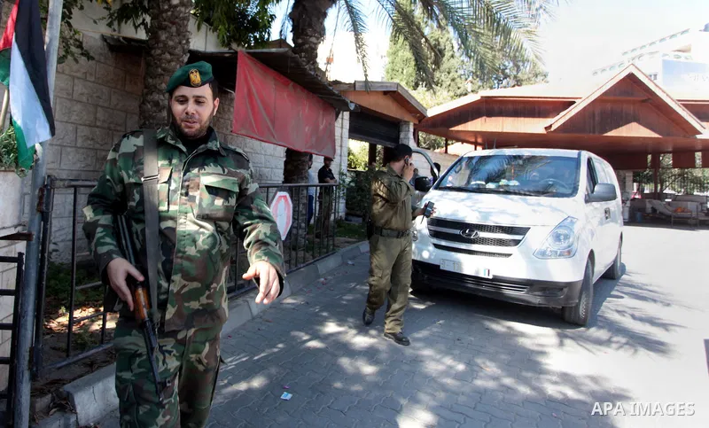 A member of the Palestinian security forces loyal to Hamas keeps guard at the house of Palestinian president Mahmoud Abbas in Gaza City May 14, 2014, as they prepare to handover the house which Hamas seized during a brie...