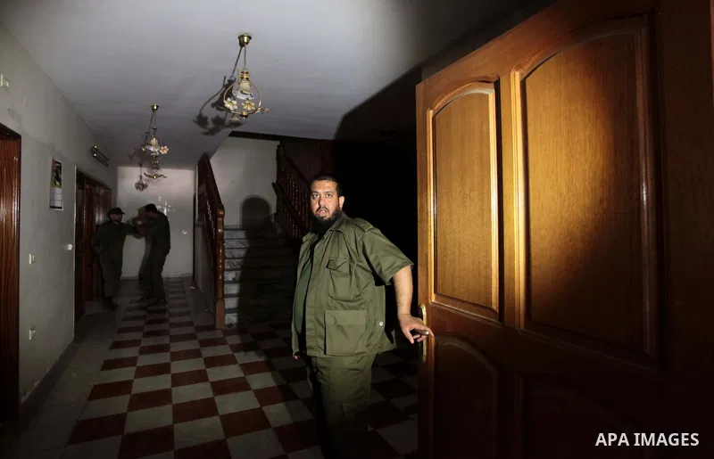 A member of the Palestinian security forces loyal to Hamas keeps guard at the house of Palestinian president Mahmoud Abbas in Gaza City May 14, 2014, as they prepare to handover the house which Hamas seized during a brie...