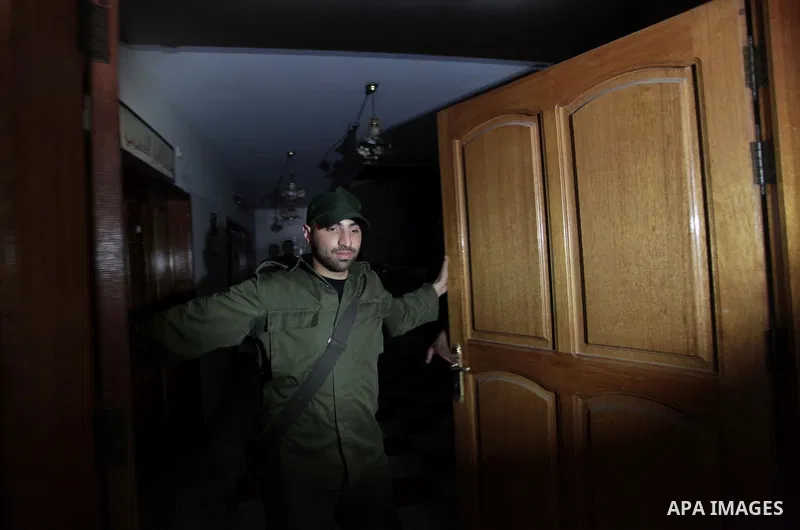 A member of the Palestinian security forces loyal to Hamas keeps guard at the house of Palestinian president Mahmoud Abbas in Gaza City May 14, 2014, as they prepare to handover the house which Hamas seized during a brie...