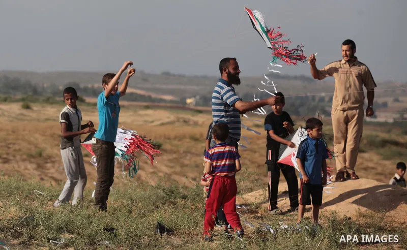 Palestinian children fly kites to mark the Nakba or the ''Day of Catastrophe'' in Beit Hanoun in the northern Gaza Strip, on May 17, 2014.Palestinians marked ''Nakba'' to commemorate the expulsion or fleeing of some 700,...