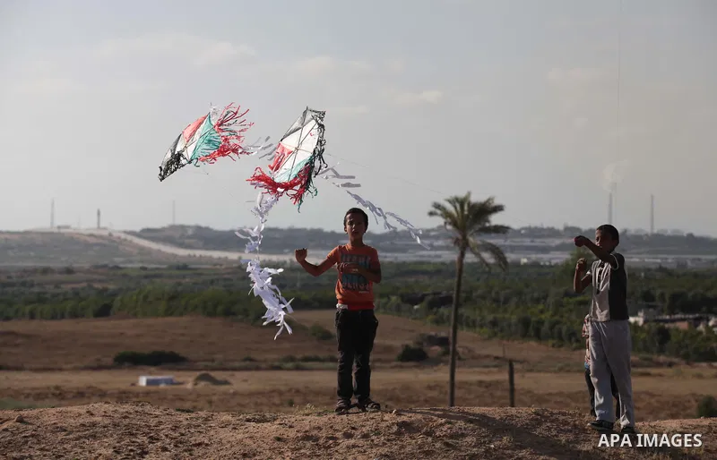Palestinian children fly kites to mark the Nakba or the ''Day of Catastrophe'' in Beit Hanoun in the northern Gaza Strip, on May 17, 2014.Palestinians marked ''Nakba'' to commemorate the expulsion or fleeing of some 700,...