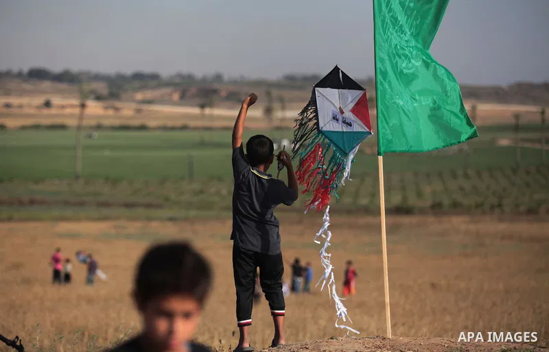 Palestinian children fly kites to mark the Nakba or the ''Day of Catastrophe'' in Beit Hanoun in the northern Gaza Strip, on May 17, 2014.Palestinians marked ''Nakba'' to commemorate the expulsion or fleeing of some 700,...