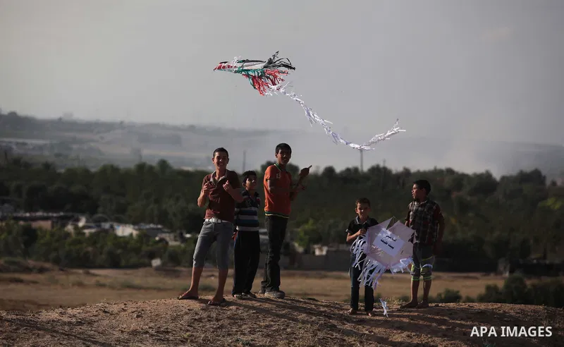 Palestinian children fly kites to mark the Nakba or the ''Day of Catastrophe'' in Beit Hanoun in the northern Gaza Strip, on May 17, 2014.Palestinians marked ''Nakba'' to commemorate the expulsion or fleeing of some 700,...