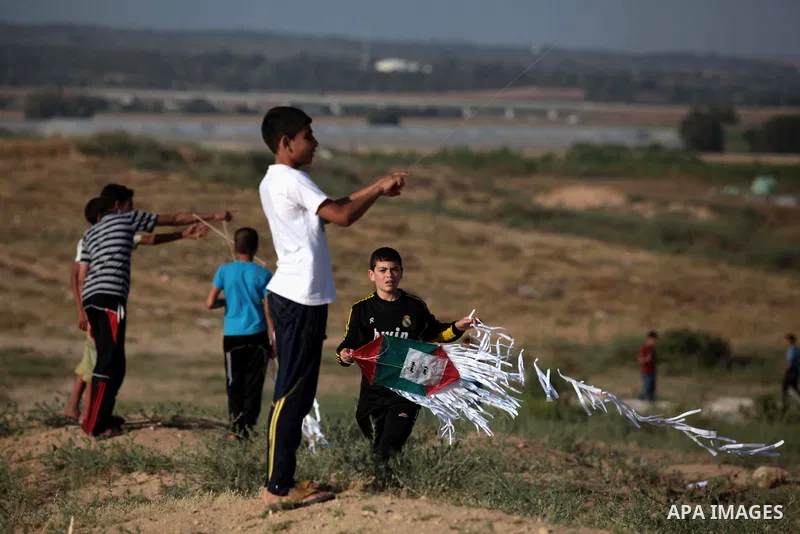 Palestinian children fly kites to mark the Nakba or the ''Day of Catastrophe'' in Beit Hanoun in the northern Gaza Strip, on May 17, 2014.Palestinians marked ''Nakba'' to commemorate the expulsion or fleeing of some 700,...