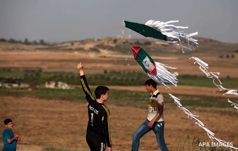 Palestinian children fly kites to mark the Nakba or the ''Day of Catastrophe'' in Beit Hanoun in the northern Gaza Strip, on May 17, 2014.Palestinians marked ''Nakba'' to commemorate the expulsion or fleeing of some 700,...