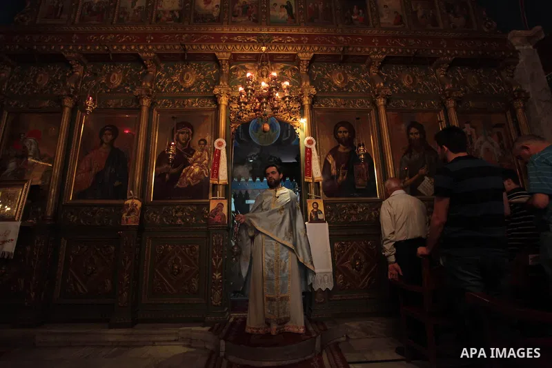 Palestinian Orthodox Christians attend Palm Sunday mass at the Saint Porfirios church in Gaza City May25, 2014. Pope Francis on Sunday invited the Israeli and Palestinian presidents to come to the Vatican to pray for pea...