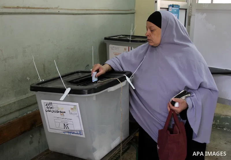 A Egyptian woman casts her vote at a polling station in Cairo on May 26, 2014. Egyptians begin voting in a new presidential election which ex-army chief Abdel Fattah al-Sisi, who ousted the elected Islamist leader, is ex...