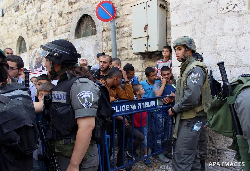 Israeli policemen prevent Palestinians from entering the Al-Aqsa mosque compound outside of the Lion's Gate in Jerusalem's Old City May 28, 2014. Clashes broke out in Jerusalem's Al-Aqsa Mosque compound early Wednesday b...