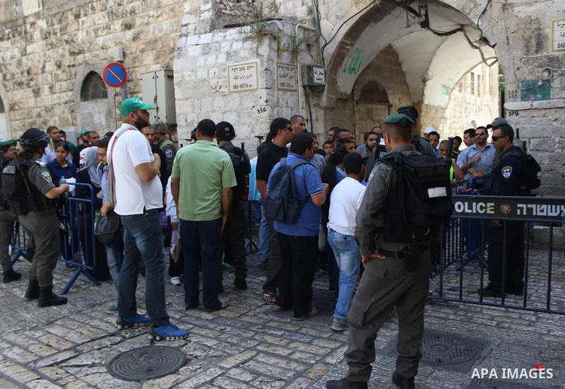 Israeli policemen prevent Palestinians from entering the Al-Aqsa mosque compound outside of the Lion's Gate in Jerusalem's Old City May 28, 2014. Clashes broke out in Jerusalem's Al-Aqsa Mosque compound early Wednesday b...