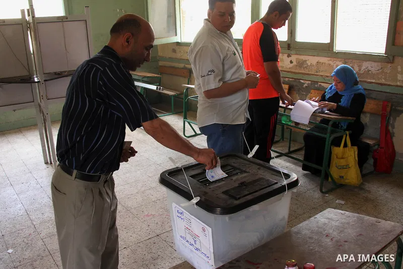 Egyptians cast their vote during the third day of voting in the presidential at a polling station in Cairo, Egypt, 28 May 2014. Polling stations opened on 28 May for the final day of the voting after election commission'...