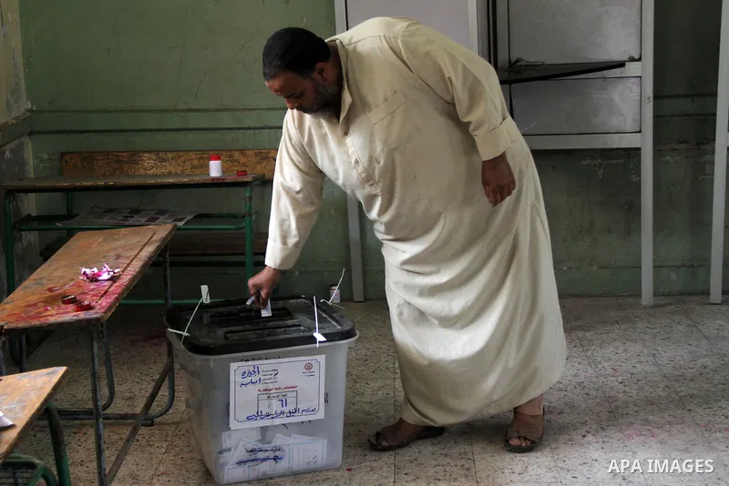 An Egyptian man casts his ballot paper during the third day of voting in the presidential at a polling station in Cairo, Egypt, 28 May 2014. Polling stations opened on 28 May for the final day of the voting after electio...