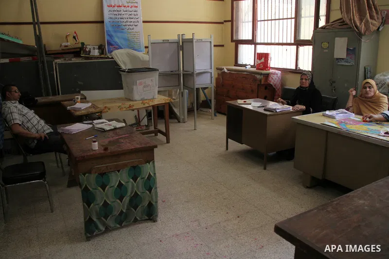 Egyptian electoral workers wait for voters at a polling station in Cairo, Egypt, 28 May 2014. Polling stations opened on 28 May for the final day of the voting after election commission's decision to extend the voting fo...