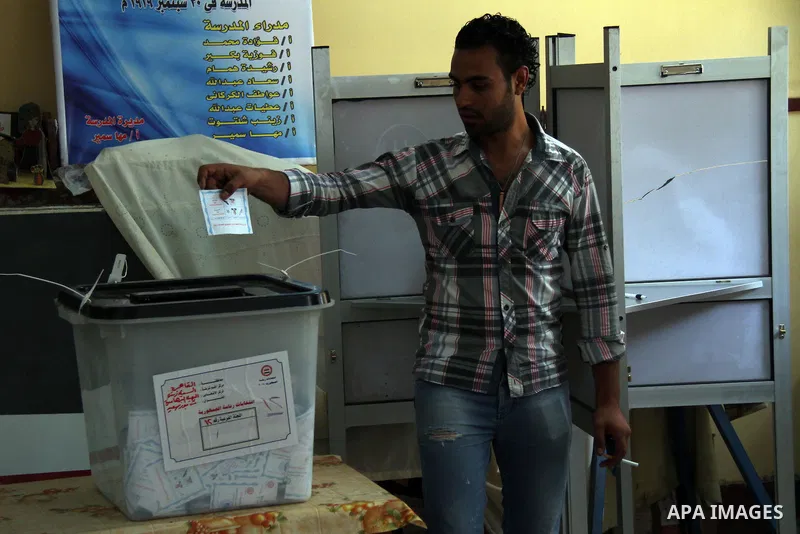 An Egyptian man casts his ballot paper during the third day of voting in the presidential at a polling station in Cairo, Egypt, 28 May 2014. Polling stations opened on 28 May for the final day of the voting after electio...