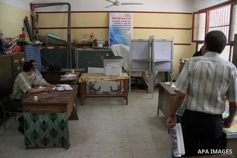 Egyptians cast their vote during the third day of voting in the presidential at a polling station in Cairo, Egypt, 28 May 2014. Polling stations opened on 28 May for the final day of the voting after election commission'...