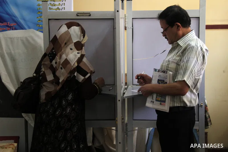 Egyptians cast their vote during the third day of voting in the presidential at a polling station in Cairo, Egypt, 28 May 2014. Polling stations opened on 28 May for the final day of the voting after election commission'...