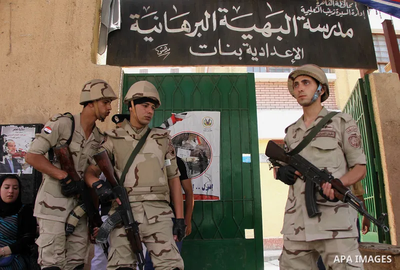 Egyptian soldiers stand guard outside a polling station in Cairo, Egypt, 28 May 2014. Polling stations opened on 28 May for the final day of the voting after election commission's decision to extend the voting for a thir...