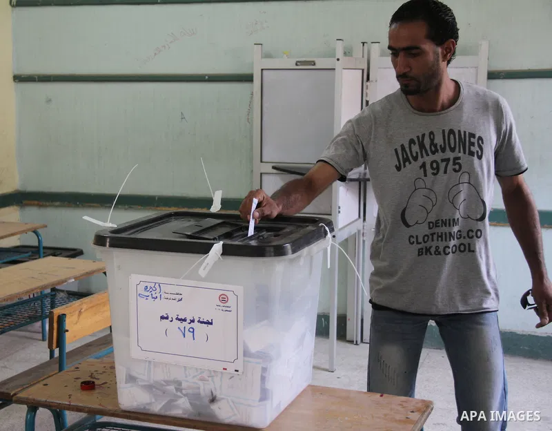 An Egyptian man casts his ballot paper during the third day of voting in the presidential at a polling station in Cairo, Egypt, 28 May 2014. Polling stations opened on 28 May for the final day of the voting after electio...
