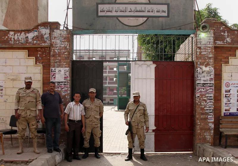 Egyptian soldiers stand guard outside a polling station in Cairo, Egypt, 28 May 2014. Polling stations opened on 28 May for the final day of the voting after election commission's decision to extend the voting for a thir...