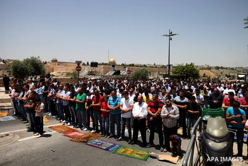 Palestinian Muslim worshipers attend the Friday prayers in the East Jerusalem neighbourhood of Ras al-Amud after being refused entry into the Al-Aqsa compound in Jerusalem, 30 May 2014. The Israeli police restricted the...
