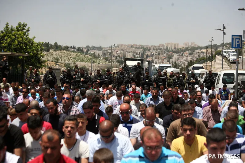 Palestinian Muslim worshipers attend the Friday prayers in the East Jerusalem neighbourhood of Ras al-Amud after being refused entry into the Al-Aqsa compound in Jerusalem, 30 May 2014. The Israeli police restricted the...