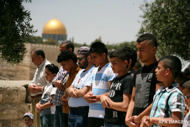 Palestinian Muslim worshipers attend the Friday prayers in the East Jerusalem neighbourhood of Ras al-Amud after being refused entry into the Al-Aqsa compound in Jerusalem, 30 May 2014. The Israeli police restricted the...
