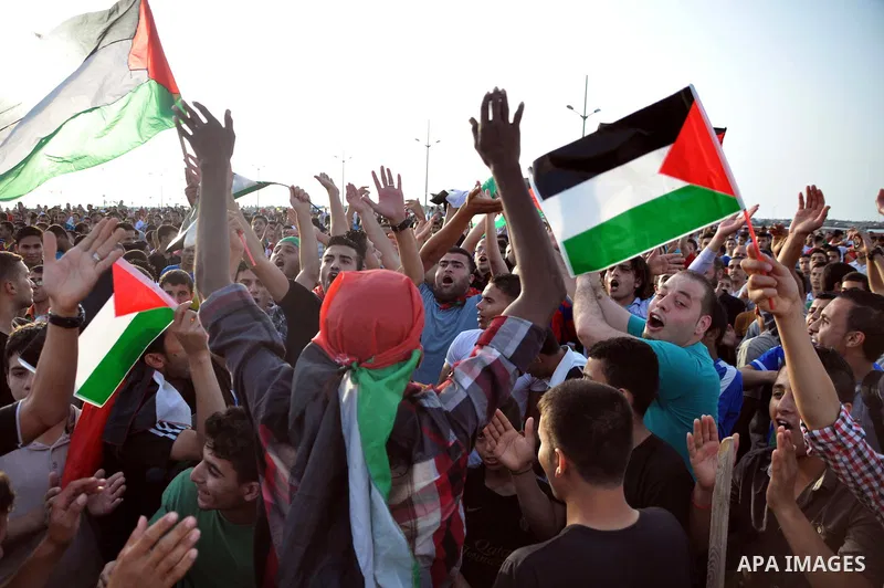 Palestinians watch the match between their national team and the Philippine team during the final of the AFC Challenge Cup in Maldives, in Gaza City on May 30, 2014. Photo by Mohammed Talatene