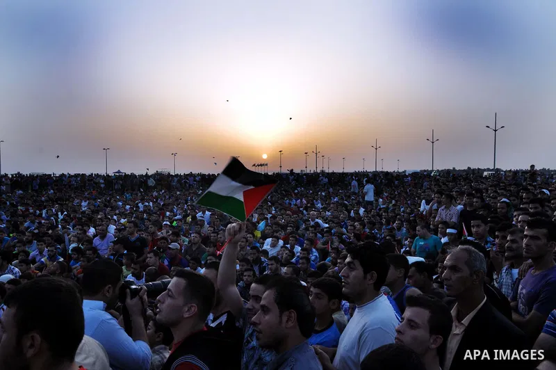 Palestinians watch the match between their national team and the Philippine team during the final of the AFC Challenge Cup in Maldives, in Gaza City on May 30, 2014. Photo by Mohammed Talatene