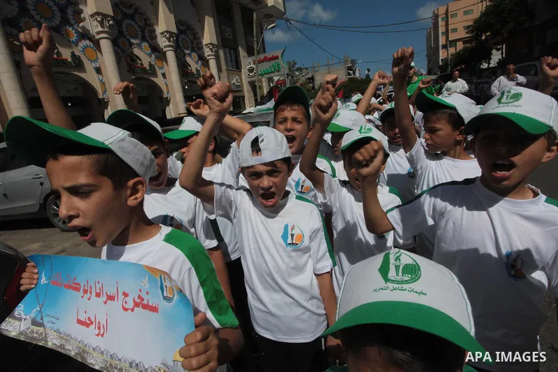 Palestinian children take part a rally to show solidarity with Palestinian prisoners held in Israeli jails, in front of Red cross office in Gaza City June 2, 2014. Some 120 Palestinians jailed without trial in Israel hav...