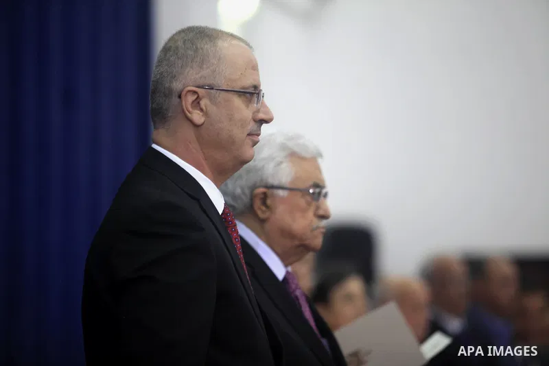 Palestinian President Mahmoud Abbas with the new unity government during the swearing in ceremony of the government at the Palestinian Authority's headquarters in the West Bank town of Ramallah, 02 June 2014. A long-awai...