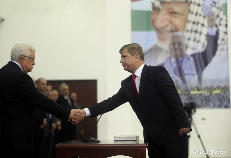 Palestinian President Mahmoud Abbas with the new unity government during the swearing in ceremony of the government at the Palestinian Authority's headquarters in the West Bank town of Ramallah, 02 June 2014. A long-awai...