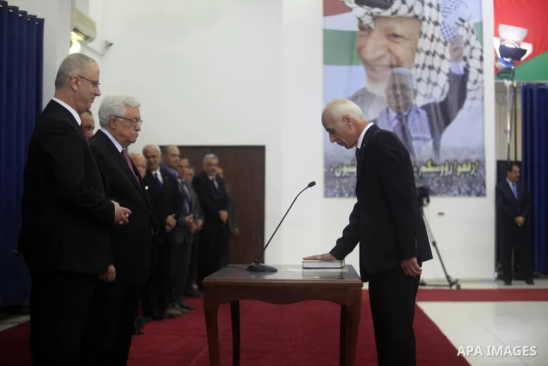 Palestinian President Mahmoud Abbas with the new unity government during the swearing in ceremony of the government at the Palestinian Authority's headquarters in the West Bank town of Ramallah, 02 June 2014. A long-awai...