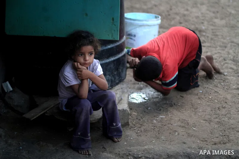 Palestinian children play outside their house at Al-Zaitoun neighborhood in the central Gaza Strip, on June 02, 2014. Photo by Ezz al-Zanoun