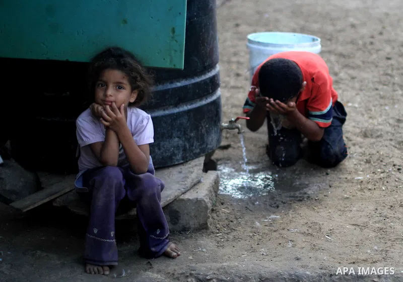 Palestinian children play outside their house at Al-Zaitoun neighborhood in the central Gaza Strip, on June 02, 2014. Photo by Ezz al-Zanoun