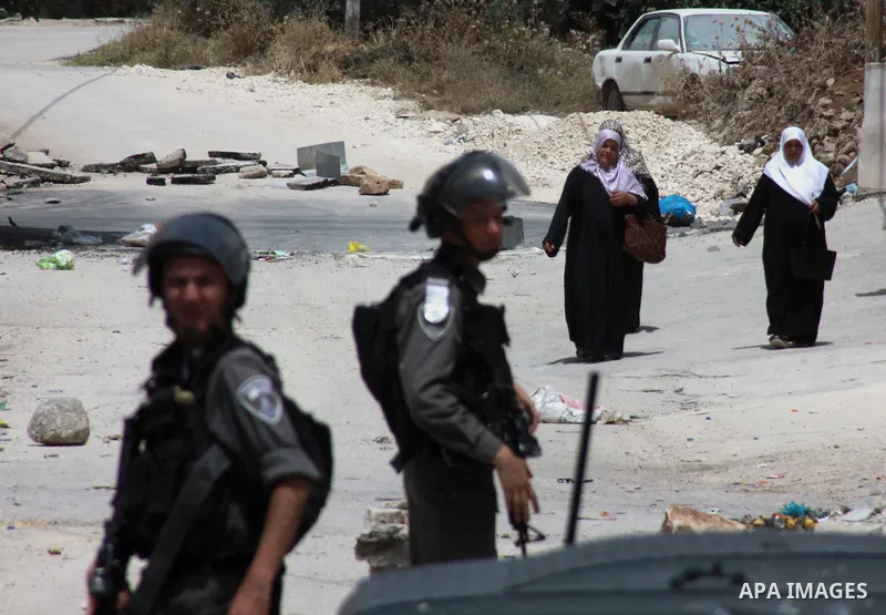 Israeli soldiers stand guard during a search operation in the west Bank village of Howwara near Nablus, 03 June 2014. Palestinian Alaa Mohammed Awad Odeh was shot and killed the previous night bt Israeli Defense Forces (...