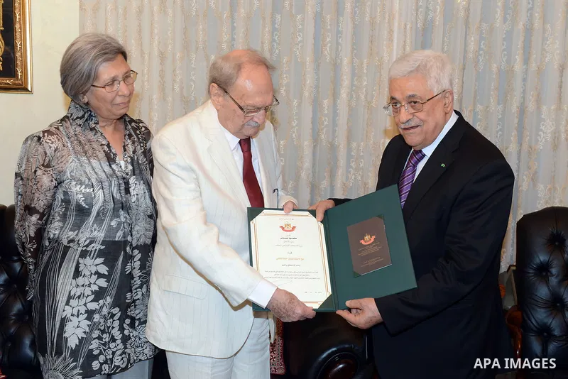 Palestinian President Mahmoud Abbas honors relatives of Palestinian martyr Ahmed alqadi, in Amman, Jordan, June 03, 2014. Photo by Thaer Ganaim