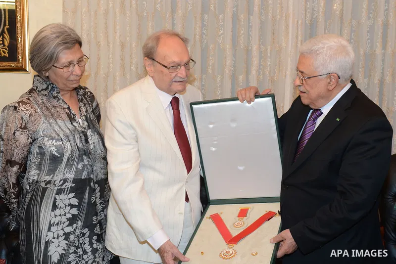 Palestinian President Mahmoud Abbas honors relatives of Palestinian martyr Ahmed alqadi, in Amman, Jordan, June 03, 2014. Photo by Thaer Ganaim