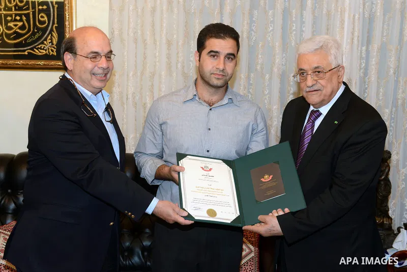 Palestinian President Mahmoud Abbas honors relatives of Palestinian martyr Elia Khoury, in Amman, Jordan, June 03, 2014. Photo by Thaer Ganaim