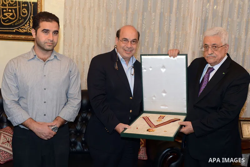 Palestinian President Mahmoud Abbas honors relatives of Palestinian martyr Elia Khoury, in Amman, Jordan, June 03, 2014. Photo by Thaer Ganaim