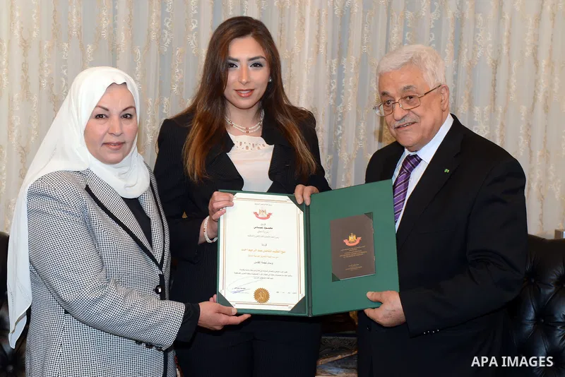 Palestinian President Mahmoud Abbas honors relatives of Palestinian martyr Abdul Rahim Ahmed, in Amman, Jordan, June 03, 2014. Photo by Thaer Ganaim