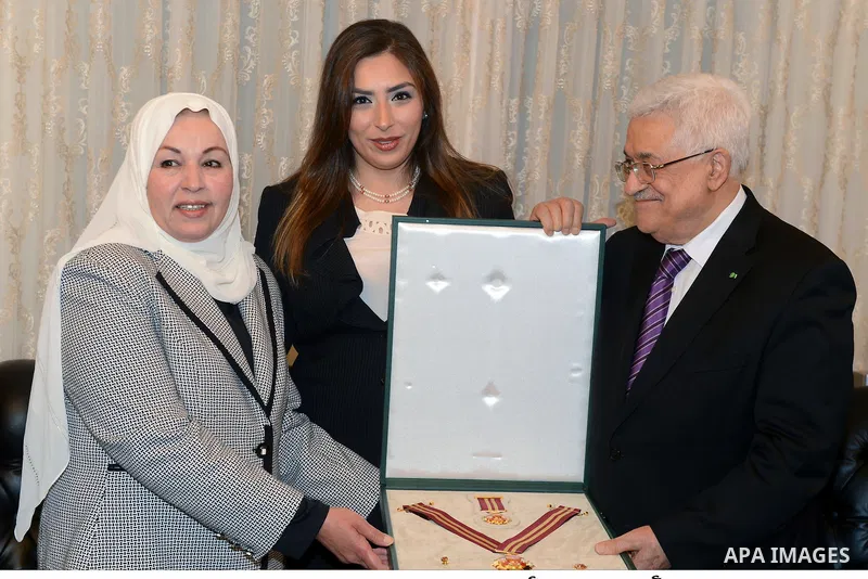 Palestinian President Mahmoud Abbas honors relatives of Palestinian martyr Abdul Rahim Ahmed, in Amman, Jordan, June 03, 2014. Photo by Thaer Ganaim