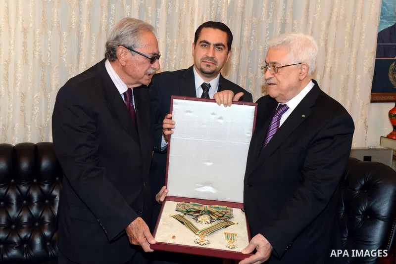 Palestinian President Mahmoud Abbas honors relatives of Palestinian martyr Kamal Nasser, in Amman, Jordan, June 03, 2014. Photo by Thaer Ganaim