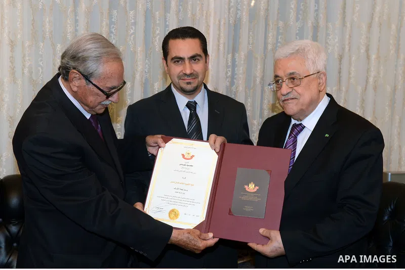Palestinian President Mahmoud Abbas honors relatives of Palestinian martyr Kamal Nasser, in Amman, Jordan, June 03, 2014. Photo by Thaer Ganaim
