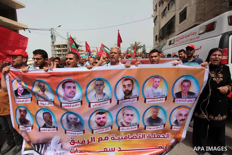 Palestinians take part a protest to solidarity with Palestinian prisoners held in Israeli jails, in Gaza city June 04, 2014. About 120 Palestinians imprisoned without trial in Israel on an open hunger strike, and only sa...