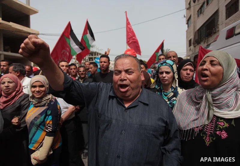Palestinians take part a protest to solidarity with Palestinian prisoners held in Israeli jails, in Gaza city June 04, 2014. About 120 Palestinians imprisoned without trial in Israel on an open hunger strike, and only sa...