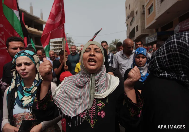 Palestinians take part a protest to solidarity with Palestinian prisoners held in Israeli jails, in Gaza city June 04, 2014. About 120 Palestinians imprisoned without trial in Israel on an open hunger strike, and only sa...