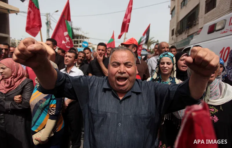 Palestinians take part a protest to solidarity with Palestinian prisoners held in Israeli jails, in Gaza city June 04, 2014. About 120 Palestinians imprisoned without trial in Israel on an open hunger strike, and only sa...