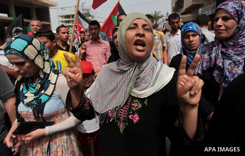 Palestinians take part a protest to solidarity with Palestinian prisoners held in Israeli jails, in Gaza city June 04, 2014. About 120 Palestinians imprisoned without trial in Israel on an open hunger strike, and only sa...